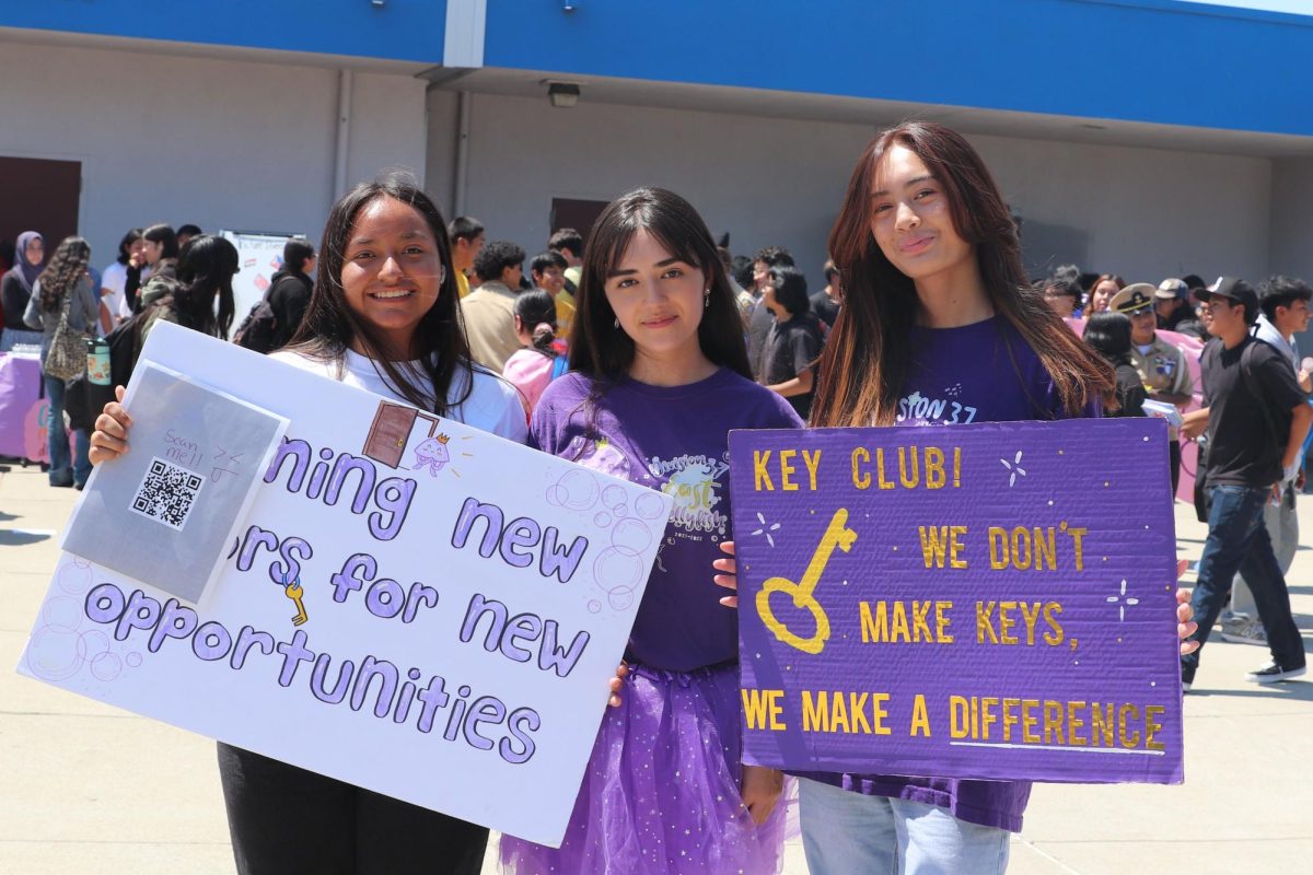 Keys to success. Recruiting during Club Rush, Lezley Bahena, 12, and other Key Club members circulated around Patriot Plaza. 